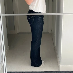 lågmidjade jeans - Jättesnygga bootcutjeans! innerbenslängd: ca 78 midjemått: ca 39