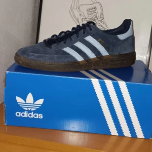 ADIDAS SPEZIAL  - ADIDAS SPEZIAL  SKICK 9.5/10 Med följer box  Storlek 38 2/3  FÖLJ GÄRNA OSS PÅ INSTAGRAM KEEPITCASUAL.STORE   