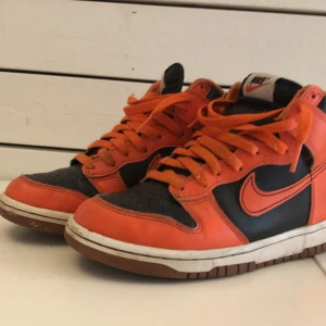 Nike dunk High  - Nike dunk high gs black orange Använd en gång köpte från kicksonfire för 1700 kr