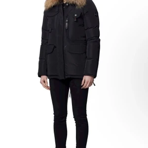 Hollies Montana vinterjacka  - Ny vinterjacka , aldrig använd har bara testat den, ny och fräsch vinterjacka! Skicka meddelande till mig så skickar jag bild på jackan 😄Pris kan diskuteras ✨