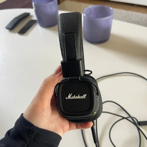 Marshallhörlurar - Fina hörlurar från Marshall. Bra ljud och knappt använda. Går att använda utan sladd eller med. Allt på bilden tillkommer. Nyspris 1095 kr.