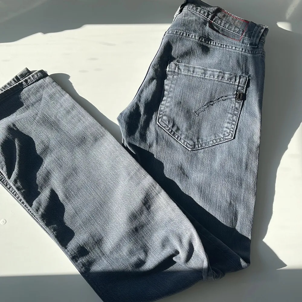 Säljer nu dessa helt otroligt snygga Dondup jeans i en av de mest eftertraktade färgerna i storlek 31🙌 Nypris runt 3500 kr. De är använda men fortfarande i riktigt bra skick 🤩 skriv vid funderingar !😁. Jeans & Byxor.