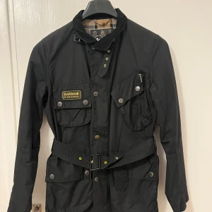Barbour jacka - Jacka från Barbour, storlek S för herrar. Använd några få gånger. Nypris 3500kr. 