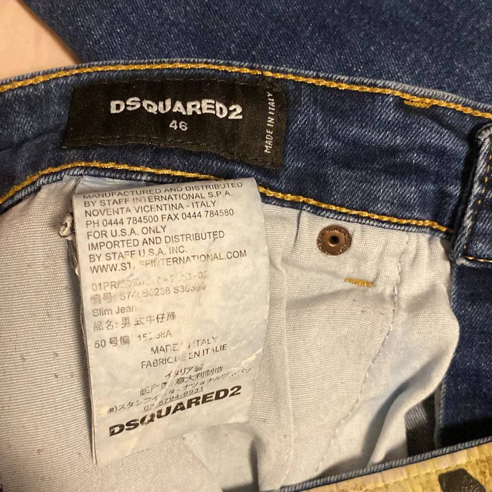 Dsquared2 jeans i fint skick säljer för de inte kommer till andvänding. Jeans & Byxor.