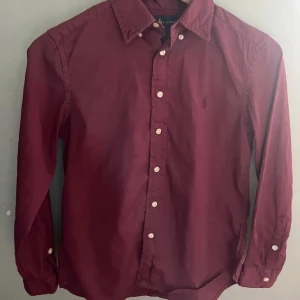 Ralph lauren skjorta - Säljer en riktigt snygg skjorta från Ralph lauren. Bra skick och riktigt snygg färg.  Storlek 10/12 y men passar om du är runt 160! Priset är inte hugget i sten!
