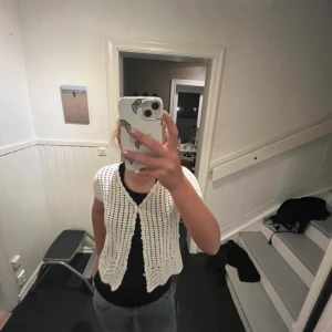 Stickad kofta - Superfin stickad vit kofta! Jag vet inte var den kommer ifrån men är i super bra skick. Den är i XS/S och är normal i storleken❤️  Skriv privat om ni vill se fler bilder eller diskutera priset❤️