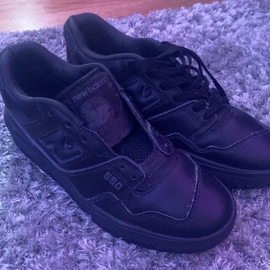 New balance 550 triple black - Avända typ 1 vecka förra året, för smalla för mina fötter (vet inte varför ett skosnöre är borta lol)