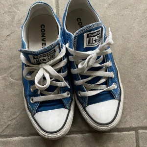 Blå converse  - Blå låga converse i storlek 35. Duktigt använda men bra skick ändå :)  Hela överallt och superfina 