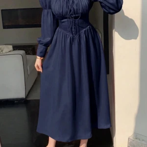 Mörkblå långklänning med snörning - Säljer en elegant mörkblå långklänning med snörning framtill. Klänningen har långa ärmar och en smickrande passform som passar perfekt för höst och vinter. Perfekt för en festlig kväll eller en speciell tillställning. 💙