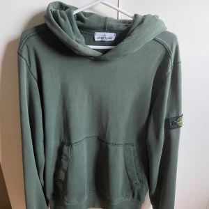 Stone island hoodie  - Hej säljer min fräscha Stone island hoodie som ny skick 9/10 inga synliga slitage storlek 170 skulle säga att den sitter som xs och s hör av dig om du har frågor! 