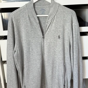 Ralph lauren zip up hoddie  - Grå Ralph Lauren zip up hoddie. Storlek Medium skick 9,5/10 använd 3-4 gånger🙌
