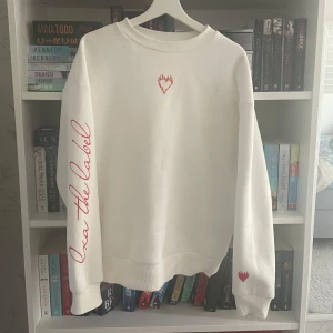 Tröja - Sjukt snygg oversize tröja från Linn Ahlborgs märke lxa the label. Tröjan är endast använd en gång, då den tyvärr inte passar mig🤍