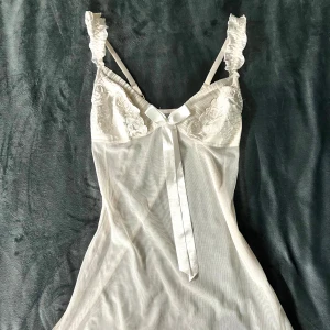 Vit lingerie spets - Otroligt vacker vit spets lingerie med broderi och rosetter 🎀 Säljer då den mest hänger i min garderob och blir inte använd. Storlek S-XS