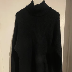 Lång stickad tröja/klänning - Stickad tröja som även kan användas som klänning. Använd men fortfarande fin.