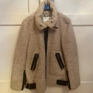 Jacka - Snygg höstjacka i teddymaterial, så mysig att ha på sig✨
