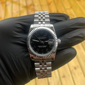 Seiko Automatic - Seiko Automatic  36mm  Automatiskt urverk Perfekta klockan inför hösten och vintern! Passar perfekt både vardagligen och till finare tillfällen. 