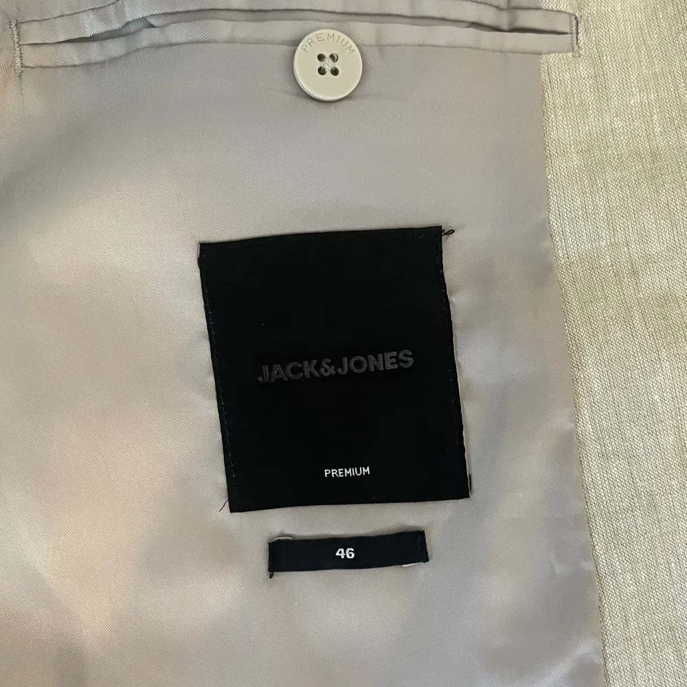 Linnekavaj från Jack and Jones, perfekt för sommarn eller värme. . Kostymer.