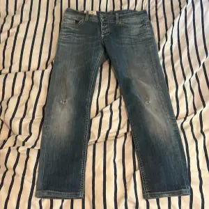 Ett par feta dondup jeans som jag säljer pga för små. Nypris runt 3000 mitt pris 899. Priset ej hugget i sten. För mer bilder skriv privat.