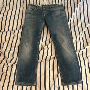 Dondup Jeans - Ett par feta dondup jeans som jag säljer pga för små. Nypris runt 3000 mitt pris 899. Priset ej hugget i sten. För mer bilder skriv privat.