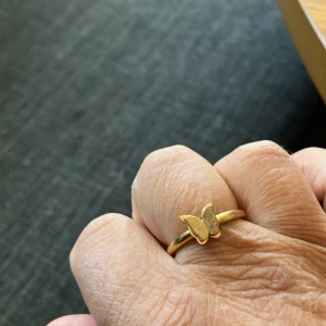 Stål ring guld färg fjäril - Stål ring guld färg fjäril strl ca 18 
