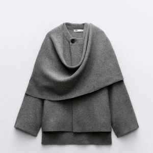 Grå kappa/poncho - Säljer denna moderna och populära kappan från Zara! Använd fåtal gånger och finns ej på hemsidan därav priset. 