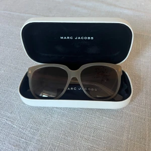 Marc Jacobs solglasögon  - Solglasögon. Liten repa på vänster glas. Därav priset. Stör inte sikten tycker jag. 