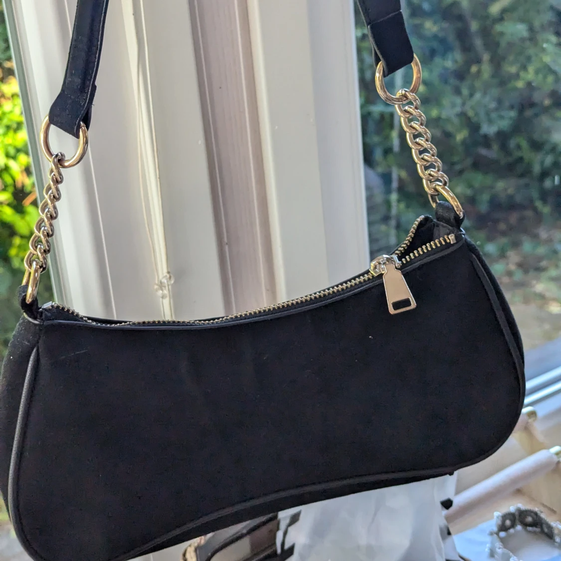 Svart axelväska med guldkedja - 92
