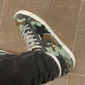 Golden goose  - Säljer dessa asfeta camo golden goose! Skicket är 7/10. Dom har använd en del, men har mycket kvar att ge! Finns ett jack på vänster och höger skon! Men inget som stör eller syns!
