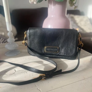 Marc by Marc Jacobs väska - Jättefin Marc by Marc Jacobs axelremsväska. Fint skick, endast lite skavt i ena kanten, som syns på bild. Ca. 26cm bred och ca 16cm hög. Kvitto finns och följer med såklart.