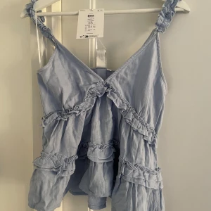 Blus från YAS - Helt ny med prislapp endast testad, säljer då den inte passade mig och det är för sent att lämna tillbaka. Nypris är 499 och säljer för 400🩵