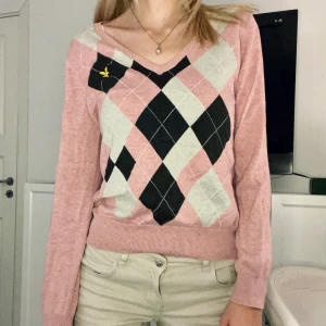 Klassisk stickad tröja i S Lyle & Scott  - Super söt stickad tröja i S, perfekt för vintern. Från Lyle & scott vintage i bra skick 
