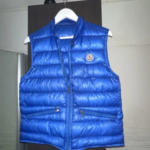 Moncler Gui - Moncler Gui, Sjukt snygg färg Storlek 2 (S) 8.5/10   2800kr