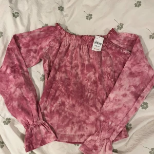 Off shoulder tröja i bomull storlek 170 / S Oanvänd - Funkar som storlek S och M beroende hur tight man vill ha det. Elastisk band.