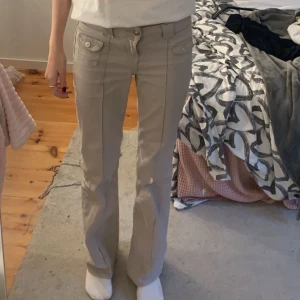 Populära jeans - Säljer dessa hm jeans igen då vi är två tjejer som har likadana jeans❤️De har inga defekter, köpta här på Plick med sparsamt använda så fortfarande bra skick.❤️ Säljer då jag rensar garderoben och inte dessa kommer till användning❤️