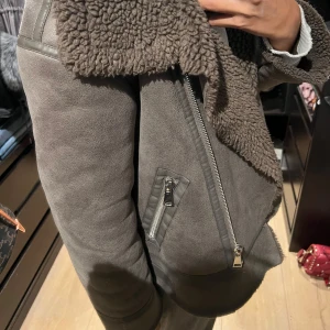 Zara höst/vinterjacka - Säljer min så fina brun/grå zara jacka då jag har för mycket höst och vinterjackor. Jackan är i jättefint skick och inga defekter 🩷💕