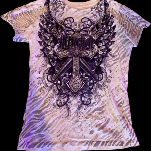 Affliction T-Shirt - Riktigt cool affliction tröja köpt från usa, den har många detaljer och rhinestones <3 Passar både kvinna och man