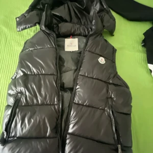 Moncler väst  - Säljer monocle västar i storlek S till XXL