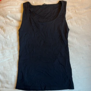 Zara topp - Trendig topp från zara. På bilderna är den skrynklig eftersom den legat i min garderob, men den är inte skrynklig på. Använd 1 gång av vad jag kan minnas. Inga defekter. Köp sker via ”köp nu” knappen💓