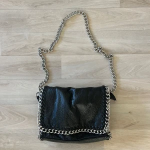 Tiamo väska - Säljer min tiamo väska, den är i bra skick! Tror storleken m, Kom privat för fler bilder!