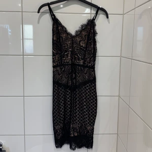 Klänning - Jättefin klänning, använd få gånger. Storlek 34. 