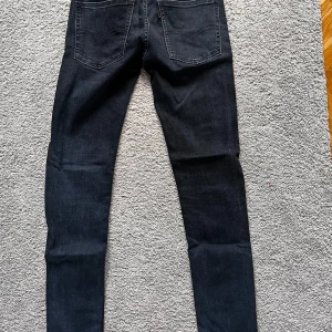 Svarta Levis byxor - Fint skick aldrig använda, säljer dessa för 250kr, de är skinny, kontakta gärna vid intresse😁