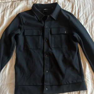 Overshirt - Säljer nu min overshirt från Jack & Jones som inte kommer till användning längre. 10/10 skick. Pris kan diskuteras vid snabb affär🤍