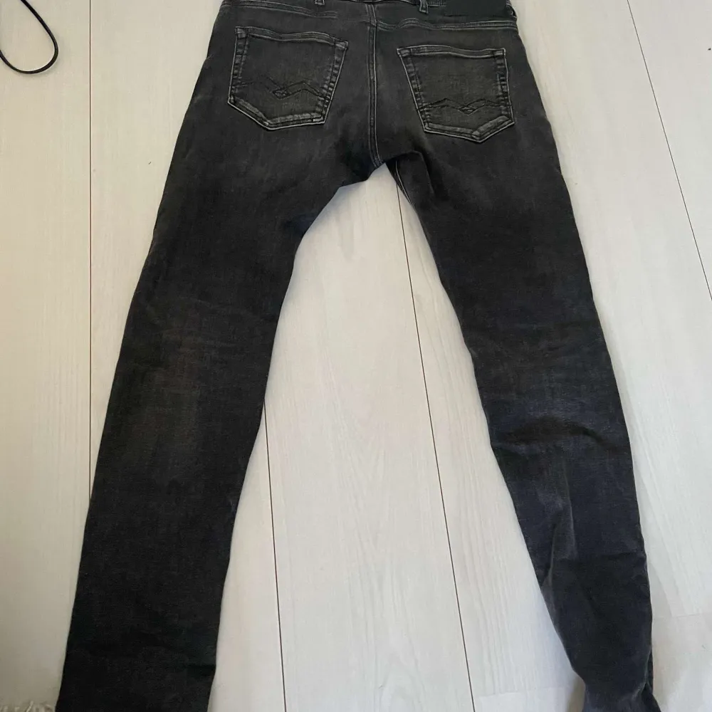 Säljer ett par svarta jeans i slim fit. De har en snygg tvättad look och är perfekta för både vardag och fest. Jeansen har en klassisk femficksdesign och stängs med dragkedja och knapp. De är i bra skick och passar perfekt till en casual outfit. 30/3. Jeans & Byxor.