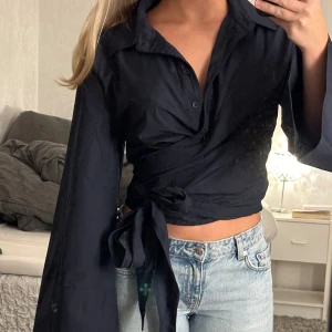 Skjorta - Knytning i sidan och breda ärmar. Tvättad och endast testad! Som ny