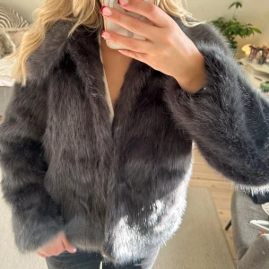 Pälsjacka  - Så fin pälsjacka (inte äkta päls)  