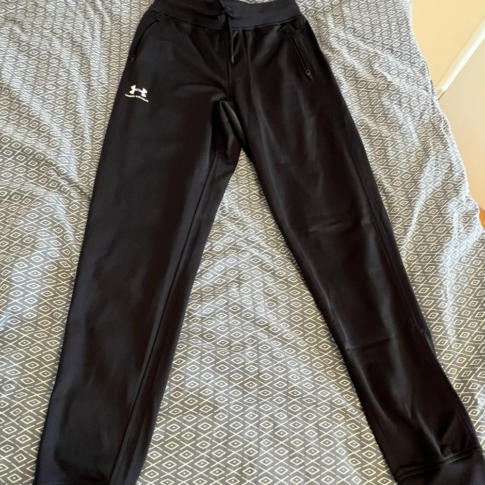 Under armour träningsbyxor i storlek small. Aldrig använt dessa så dom är helt fräscha. Fickorna har dragkedjor . Farkut & Housut.