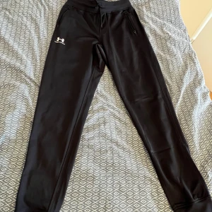 Under armour träningsbyxor - Under armour träningsbyxor i storlek small. Aldrig använt dessa så dom är helt fräscha. Fickorna har dragkedjor  