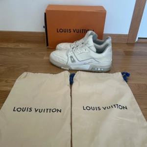 Louis Vuitton Trainers - Louis Vuitton Trainers i super fint skick, inga skador och boxs o dustbags tillkommer. Storlek 42
