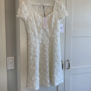 Ida Sjöstedt  - Säljer Ida Sjöstedt klänning då den aldrig kommit till användning. Vit klänning med rosor i 3D. Nypris 3799 kr. Perfekt till student eller annat tillfälle. Upplever själv att den är något större i storlek. 