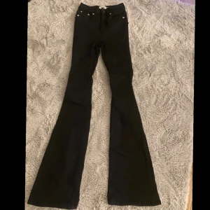 Svarta högmidjade bootcut jeans - Varan är i väldigt bra skick, nästan aldrig använda.